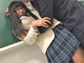 男たちに徹底的なマゾ調教を施される生徒会長の品行方正な女子校生