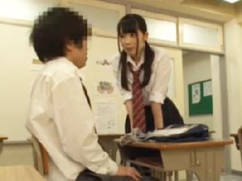 制欲の限界に達した思春期女子校生がクラスメイトの男子を誘って教室内でタブーSEX