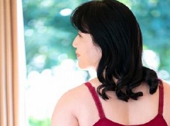 色気が溢れるムチッとした官能的な肉体の熟女が初撮りAVデビュー!!