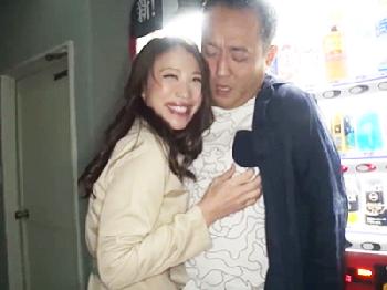 夜の自販機前で中年男性に色仕掛けして性行為→男潮吹かせてしまう淫猥ギャル