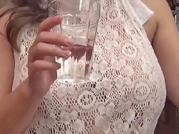 ノーブラの透け透けレース服で娘婿を魅惑的に誘う義母