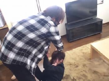 片手で女を持ち上げるガチムチレイパーのペニス奴隷にされた美女会社員