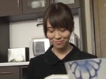 夫を亡くして一人になったところを襲われて泣きながら挿入される未亡人