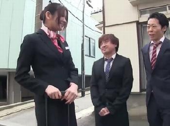 キャビンアテンダントさんがホテルの1室で無限性交!!次々とペニスを入れ替えながら騎乗位テイクオフ1