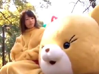 きぐるみを着てマスコットとして働くお姉さんを捕まえて猛烈性交展開