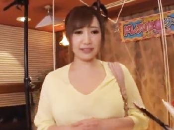 賞金獲得を目指して挑んだクイズに失敗して罰ゲームで挿入された巨乳美女