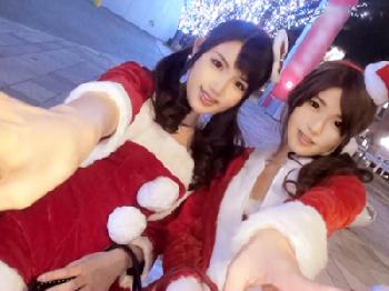 クリスマスに友人同士で寂しくサンタコスしてた2人組をナンパし3人プレイ