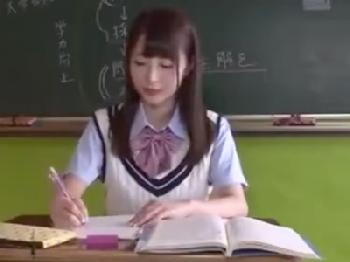 教室内で大量尿失禁する黒髪女子校生→変態教師に性的興奮されそのままゴムなし挿入