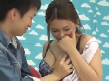 モテない陰茎を筆おろししてくれる心優しい人妻