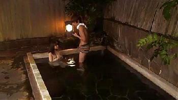 合コン後に若い男と混浴温泉!!久々のカチカチペニスにうっとりのキュート熟女