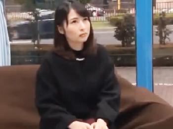 肩こりに悩むマダムが卑猥なマッサージでとろけてしまい寝取られる