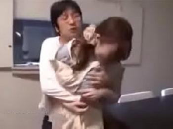 遺産目当ての巨乳人妻を息子が制裁→ゴムなし挿入尻射