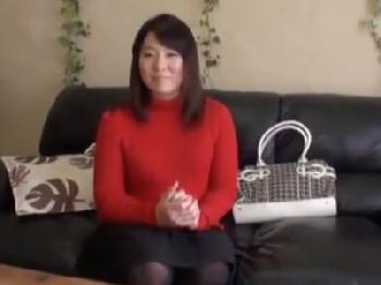 相互オナニーで辛抱堪らずフェラ始めた性的欲望が爆発寸前な巨乳素人人妻