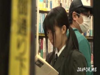 本屋で立ち読みする女子校生に中出し性暴行する所を捉えた映像