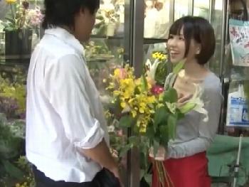 花屋で働く美少女がノーブラ乳首ポッチ!!しかも自分から誘ってくる露出狂W