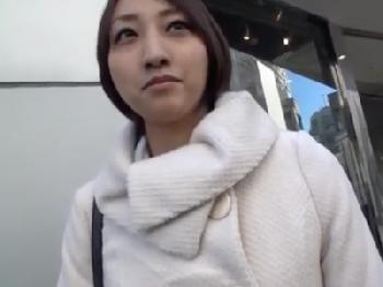 街角でナンパした素人娘を言葉巧みに騙し性行為