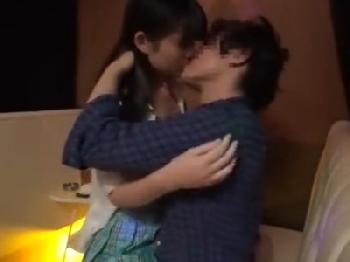 指名欲しさに本番するおっパブ嬢に避妊具未装着で膣内射精