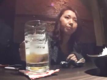 居酒屋で一人飲んでる素人娘をナンパ→寂しさのせいかワイセツなお願いを色々聞いてくれた