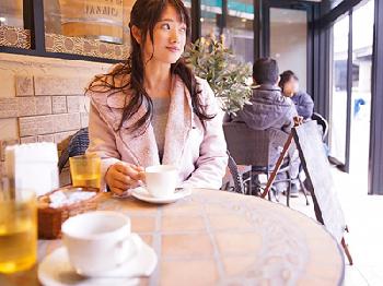 夫の帰るよコールが来て大急ぎでSEXし終える人妻