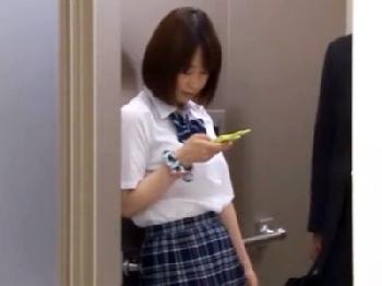 エレベーターに挟まってしまった美少女女子校生をここぞとばかりに強姦コンドーム非装着で孕ませ交尾