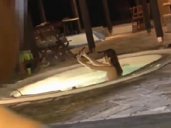 ナイトプールで見つけた爆乳素人を誰も見ていないところで婦女暴行