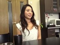 性的欲望が暴走寸前な美貌の人妻宅でAV撮影