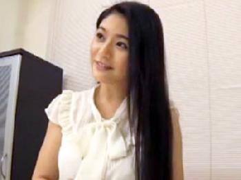 性的行為への欲望が強い巨乳痴女ナースが患者ペニスを自ら卑猥に誘い性行為!!