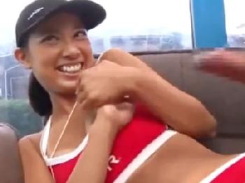 競泳水着が似合うインストラクターの素人お姉さんが差し出されたペニスにうっとり…W