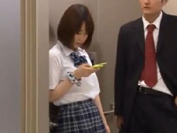 制服姿の美少女女子校生がエレベーターのドアに挟まってしまい→無慈悲な中出し展開