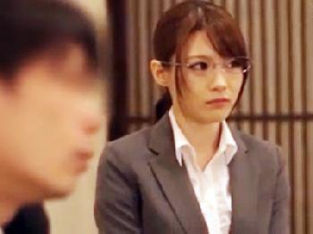 出張先で相部屋になった絶倫の上司に一晩中挿入され何度も昇天させられた人妻会社員