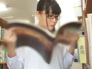 制服美少女が図書館で痴漢男の肉棒に過剰反応して感じる