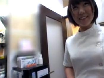 バイトでマッサージ師やってる現役女子大生とまさかの仕事場で撮影開始!!