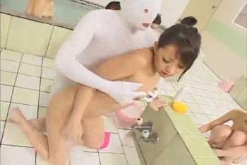 女湯に透明人間出現→巨乳素人狙って強姦開始!!
