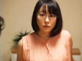 出稼ぎの夫のせいで性的欲望が爆発寸前の巨乳人妻が大家の巨根に絶頂アクメしてSEXし放題W