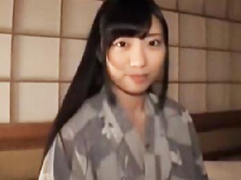 童顔なのに巨乳の美少女が温泉旅館で真っ昼間から熟年男性と性行為する!!