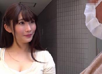 マンションの管理人にも気を使う美女は…自分から男を連れ込んで魅惑的に誘う変態痴女だった!!