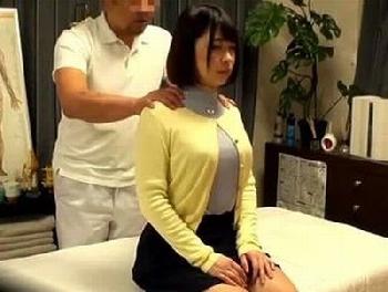 何も知らずに整体へやってきた素人巨乳女子が変態オヤジに寝取られる!!