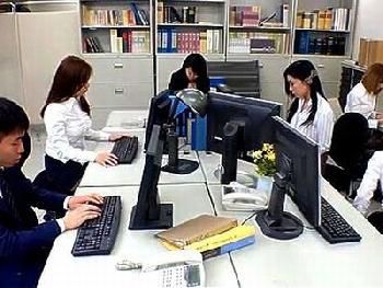 男一人配属された部署は痴女だらけ!!残業という名のSEXに付き合わされるハーレム生活