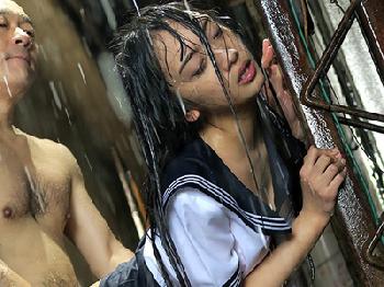 土砂降りの中性的暴行されて捨てられてしまった女子校生