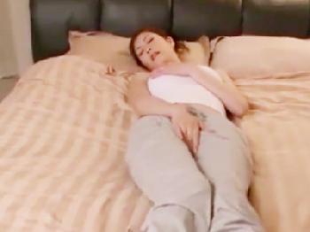 酩酊夫の隣で寝取られる人妻