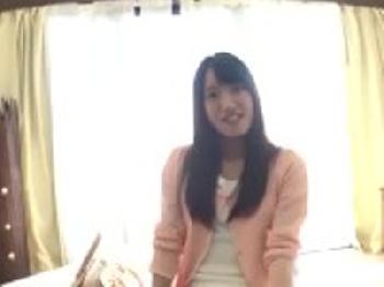 素股で擦れるペニスに性的興奮して最後まで止められない素人娘