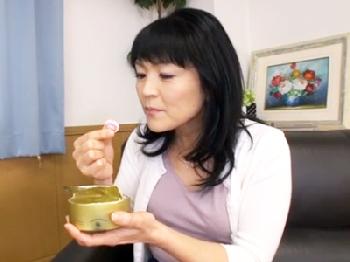 媚薬キャンディと知らずに口にした熟女母→男性器モンスターに変貌し息子を性的逆暴行!!