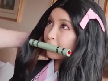 とてもキュートな竈門禰〇子コスプレの美少女が竹を咥えたままの意識が遠のく絶頂性交