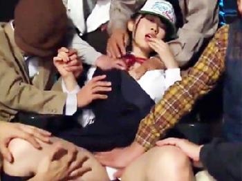 学校では真面目で優等生なのに自ら痴漢されに出かける女子校生