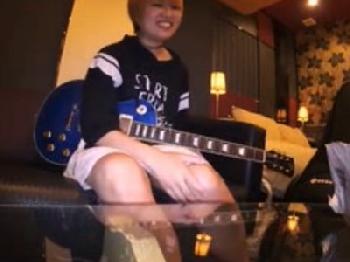 ギターを片手にAV出演するボーイッシュマンドガールがハメ撮りでアヘアヘ絶頂W
