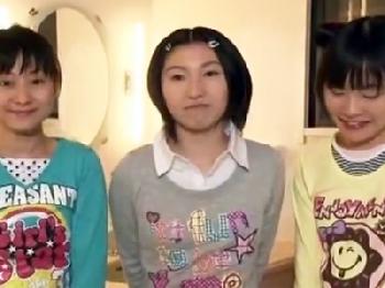 ミニ系娘達が中年男に色仕掛けして脅威の4人プレイ