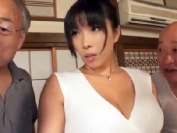 爆乳人妻が義理の父親とその友人に輪姦されて膣内から垂れ流れるほど膣内で子種を爆射される
