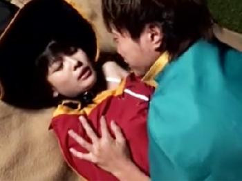 アニメコスプレした貧乳の華奢な美少女がなし崩し的にセックスに持ち込まれな子宮へ直接射精される