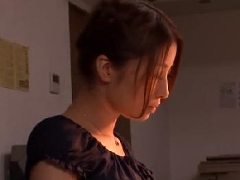 強姦に逆らえずに犯され続ける女教師が顔面射精に号泣