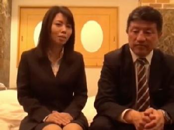 女性会社員と上司が浮気性交→ゴムが破れて不本意中出し